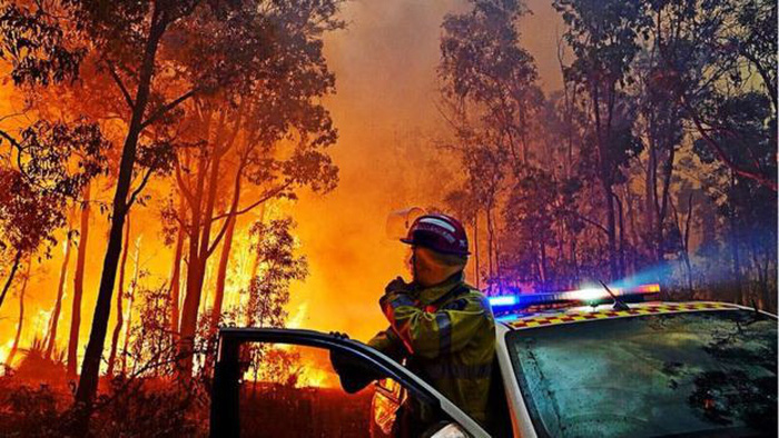 Lực lượng cứu hỏa ra sức chữa cháy - Ảnh: WA DEPARTMENT OF FIRE AND EMERGENCY SERVICES
"Khi thấy khói cam phủ đầy trời, tôi đã rất lo, bởi vì tôi biết có một vụ cháy rừng lớn ở đâu đó", chị nói với BBC.
Những người khác thì chụp cảnh bầu trời đen thui ở vùng ngoại ô, và tro đang rơi. Khói cháy rừng thậm chí có thể được nhìn thấy từ máy bay.
Các tài xế được khuyến cáo lái xe cẩn thận. Người dân cũng được cảnh báo đám cháy có thể gây thiệt hại tài sản và nhân mạng, nhưng cảnh báo sau đó đã được hạ xuống khi hướng gió thay đổi.