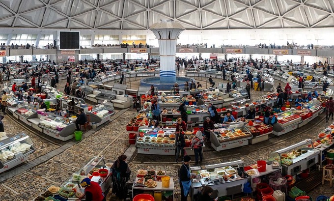 Nếu đói bụng, du khách có thể ghé qua chợ Chorsu Bazaar, khu chợ nổi tiếng ở thủ đô để thưởng thức các món ăn truyền thống cũng như mua gia vị về làm quà.