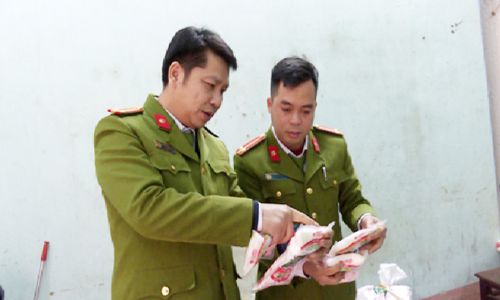 Hơn 3 tạ mì chính giả nhãn hiệu nổi tiếng trên xe taxi đi tiêu thụ